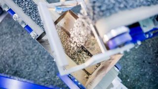 So schön rieseln Schüttgüter leider selten. Auf der Solids finden sich viele Lösungen, um Schüttgüter in Bewegungen zu bringen. (Bild: Solids)