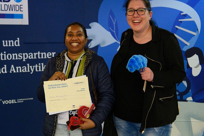 Der Hauptpreis ist allerdings nicht das knuddelige blaue Bärtierchen, sondern ein 1.000-€-Einkaufsgutschein. Diesen kann man bei den Ausstellern der LAB-SUPPLY mit der nächsten Bestellung einlösen.   Mehr Infos zu den kommenden LAB-SUPPLY-Messen finden Sie auf www.lab-supply.info (Bild: Stefan Stark)