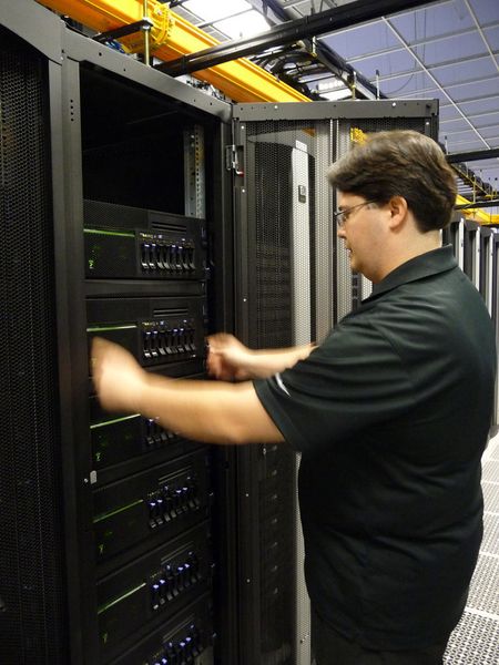 Linux Server Architect Chandler Wilkerson, prüft an der Rice University ein neues IBM-Power-7-System auf Herz und Nieren. Diese Systeme werden für eine Reihe von medizinischen Projekten, wie beispielsweise die Krebsforschung benötigt. (Archiv: Vogel Business Media)