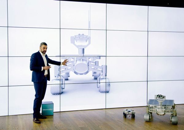 Jorge Diez, Leiter des Audi Konzept Design München, überabeitet den Rover. (Audi)