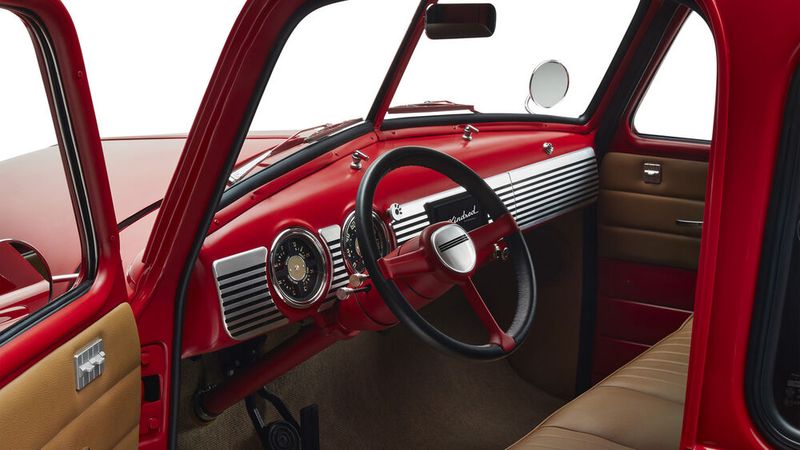 Der spartanische Innenraum des Chevy 3100 ist modern eingerichtet. (Bild: Kindred Motorworks)