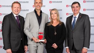 Kategorie über 400 Neuzulassungen: Gerd und Verena Heisel Szabo (Mitte) vom Autohaus Heisel mit Deutschland-Chef Alain Uyttenhoven und Europa-CEO Johan van Zyl. (Bild: Toyota)