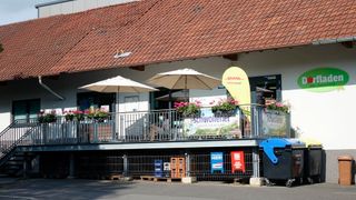 Seit 2020 beheimatet der neue Standort der freien Werkstatt den Dorfladen, in dem sich die Dorfbewohner mit Lebensmitteln versorgen können. (Bild: Schreiner – VCG)