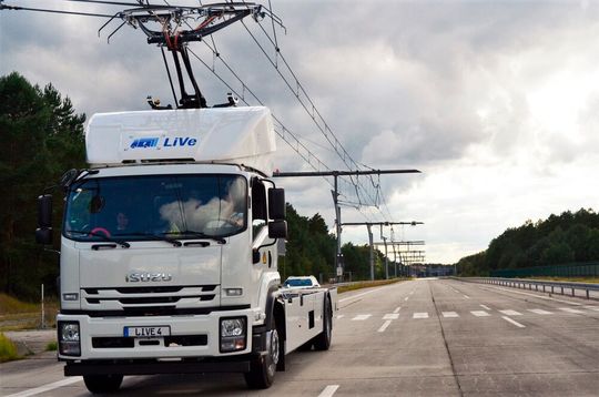 In einem ersten Prototypen haben Forschende des RWTH-Lehrstuhls „Production Engineering of E-Mobility Components“ einen elektrischen Antriebsstrang mit Pantographen und Batterie entwickelt und mithilfe des Systempartners Webasto umgesetzt. In einem ersten Prototypen haben Forschende des RWTH-Lehrstuhls „Production Engineering of E-Mobility Components“ einen elektrischen Antriebsstrang mit Pantographen und Batterie entwickelt und mithilfe des Systempartners Webasto umgesetzt.