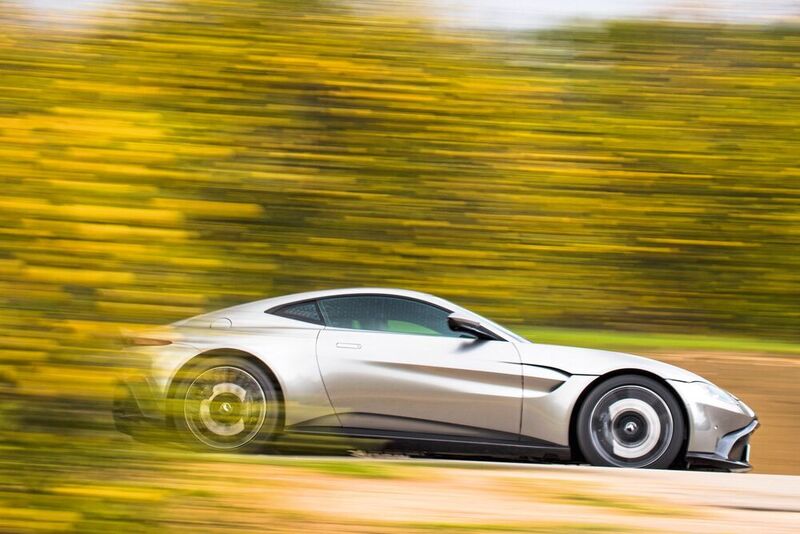 Gerade einmal 3,6 Sekunden vergehen, bis das Coupé bei Tempo 100 ist. (Aston Martin)