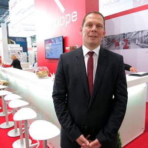 „In anderen Branchen wie bei der Herstellung von Sensoren wird das Lasersimultanschweißen bereits erfolgreich eingesetzt. Wir trauen dieser Technologie zu, auch bei der Herstellung medizintechnischer Produkte Verfahren mit Zusatzstoffen abzulösen“, Holger Kühne, Geschäftsführer von USK Karl Utz Sondermaschinen.