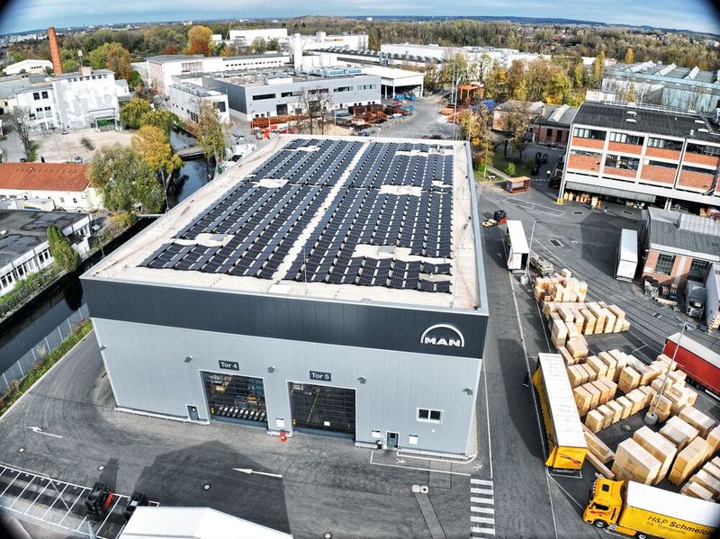 Im Jahr 2024 ging eine Photovoltaikanlage bei MAN in Augsburg in Betrieb. Die Steuerung übernimmt der Smart Power Plant Controller (SPPC) von Bachmann electronic. (Bild: MAN)
