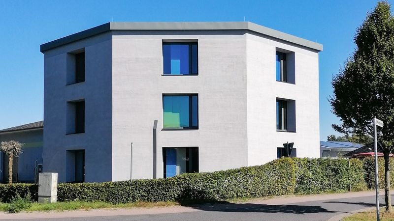 550 m² Quadratmeter Fassadenfläche wurden mit Schweizer Naturkalk verputzt. (Bild:  Agmadata/Haga)