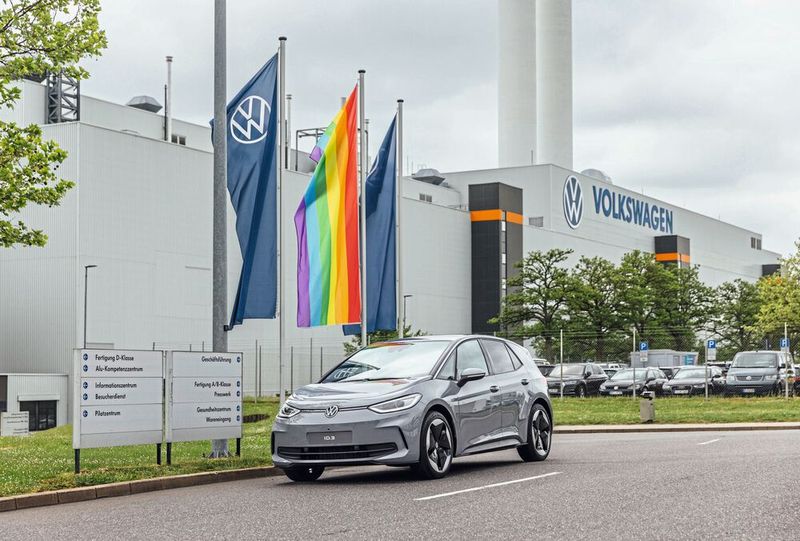 Zwickau: August Horch legte hier vor 120 Jahren den Grundstein für die Marke Audi, zu DDR-Zeiten wurde in Zwickau der Kleinwagen Trabant gebaut. Nach der Wiedervereinigung zog VW am Stadtrand eine neue Fabrik hoch. Heute gilt sie mit rund 9.500 Beschäftigten als Leitwerk der E-Mobilität im Konzern. Dazu wurde die Autofabrik bis 2020 für rund 1,2 Milliarden Euro komplett auf Elektro umgestellt, als erste im Konzern. Der Standort leidet nun unter der schwachen Nachfrage nach E-Autos. Deswegen wurden bereits Schichten gestrichen und die Verträge Hunderter befristet Beschäftigter nicht verlängert.  (Bild: Volkswagen AG)