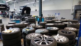 Der Start der Reifenwechselsaison ließ die Werkstattauslastung im November sprunghaft ansteigen.  (Bild: Schreiner – VCG)