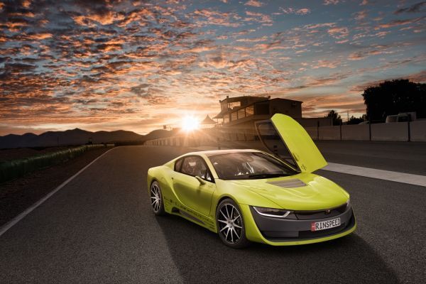 Der hybride Sportwagen Σtos: unterwegs mit persönlichem Autopilot und Drohne. (Rinspeed)