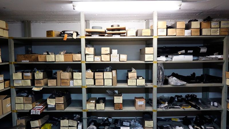 In den weiträumigen Kellerräumen unter dem Autohaus finden sich noch weitere Schätze – etwa der alte Teilebestand von Wilhelm Bütje. Immer wieder fragen selbst BMW-Händler: „Habt ihr vielleicht noch ...“ (Bild: Rosenow – VCG)