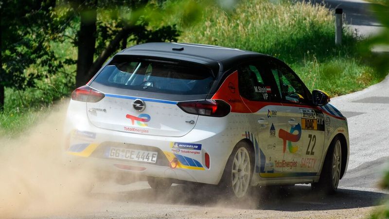 Im Renntempo hält der 50-kWh-Akku maximal 60 Kilometer, was deutlich über den durchschnittlichen Wertungsprüfungen liegt. (Bild: Opel)