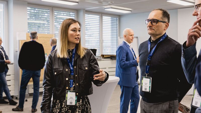 Patrick Heun (m.) gestaltete auch parallel stattfindende Workshops mit dem Thema „So pushen Sie Ihr Geschäft mit E-Gebrauchtwagen“. (Bild: Stefan Bausewein)
