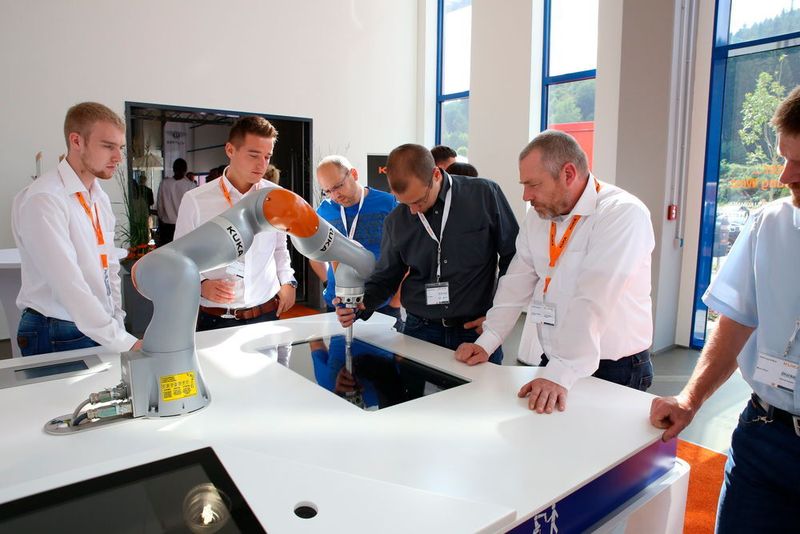 Bei der Eröffnung konnten Besucher Kuka-Roboter hautnah erleben. (Bild: Kuka)