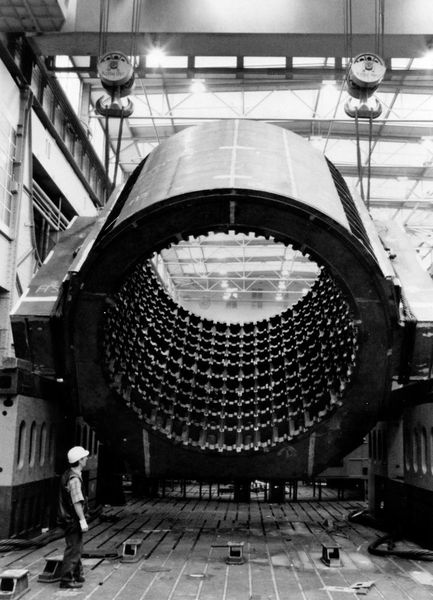 Für das damals weltweit größte Hochleistungsversuchsfeld in Berlin entstand im Dynamowerk der ebenfalls weltgrößte Stoßleistungsgenerator. Etwa 100.000 Arbeitsstunden von Dynamowerk-Mitarbeitern erforderte die Erstellung des Generator-Giganten. Das Bild Zeigt den 100 Tonnen schweren Generator-Ständer. (Siemens)