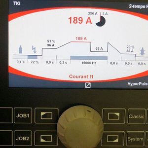 Das große Farbdisplay der Castotig-2019-Systeme dient zur Steuerung und bietet, wie Castolin Eutectic sagt, vier digitale Schaltflächen, einen physischen Drehknopf und eine graphische Hilfsfunktion.