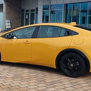 1. Das Design: Der knapp 1,6 Tonnen schwere Toyota Prius wirkt mit seiner dynamischen Linienführung wie ein reinrassiges Sportcoupé. (Bild:  Mauritz – VCG)