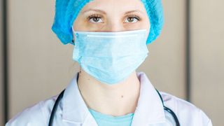 Überlastetes Pflegepersonal ist eines der Hauptprobleme des Gesundheitswesens, daher testet die Uniklinik Mainz nun die Pflege-Dokumentation per Knopfdruck. (Bild: gemeinfrei)