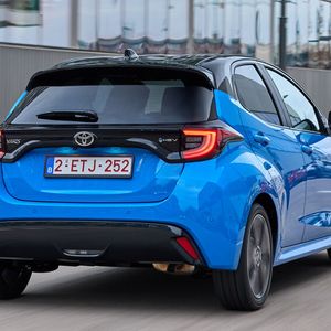 Die Japaner stellen der bewährten, 116 PS starken Kombination aus 1,5 Liter großem Dreizylindermotor und Elektroaggregat nun eine Variante mit 130 PS Systemleistung zur Seite.(Bild:  Toyota)