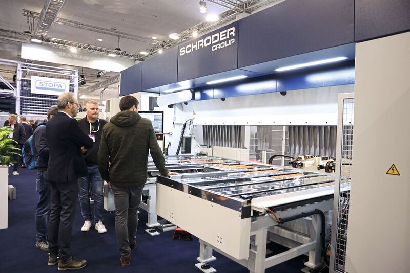 Mit dem EVO Center bietet die Schröder Group eine hochgradig automatisierte Schwenkbiegemaschine für die industrielle Produktion.
