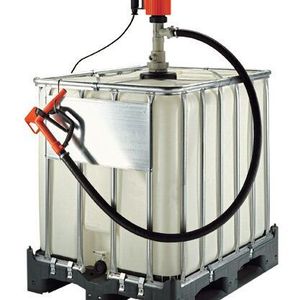Chemikalien, Reinigungs- oder Lösungsmittel werden häufig in IBC gelagert. Mit Pumpen werden diese Flüssigkeiten abgefüllt.
