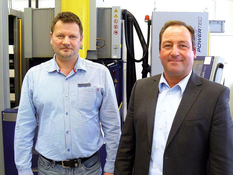 Maik Ullmann (l.) and Juergen Sikora: “Initially we were taken aback at the speed at which the milling and erosion machines work. So we had to invest in a second eroding machine to use the milling machines to capacity.” (Source: OPS-Ingersoll)