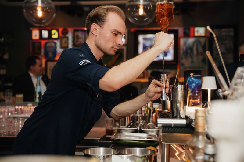 Die Barkeeper haben gut zu tun.  (Bild: Manuel Emme Fotografie)