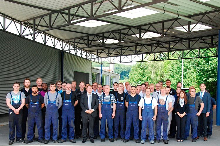 Perfekt aufgestellt: Rund 40 Werkstattmitarbeiter und zehn gewerbliche Azubis beschäftigt das Autohaus Jürgens in Hagen. (Foto: Rosenow)