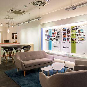 Die integrierte Bar lädt zum verweilen ein.(Bild:  Peter Teschner)