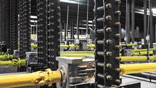 Die Serapid Gruppe entwickelt, produziert und vertreibt weltweit horizontale und vertikale
Lasttransfersysteme, die mit der im eigenen Haus entwickelten Schubkettentechnik arbeiten (Rigid Chain Technology, RCT). (Serapid)