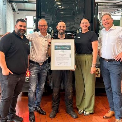 Servicemitarbeiter aus dem Autohaus Heinrich Göbel präsentieren stolz die Auszeichnung „Best of S24h Van“, die für gute Werkstattleistungen im Transportergeschäft verliehen wird. (Bild: Autohaus Heinrich Göbel)