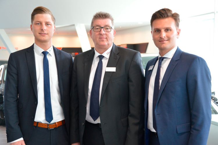 Stellten sich den Fragen der Jury (v.l.): Salesmanager Gebrauchtwagen Torben Tramm, Filialleiter Robert Heidemann und Verkaufsleiter Neuwagen Miró Artounian. (Foto: Achter)