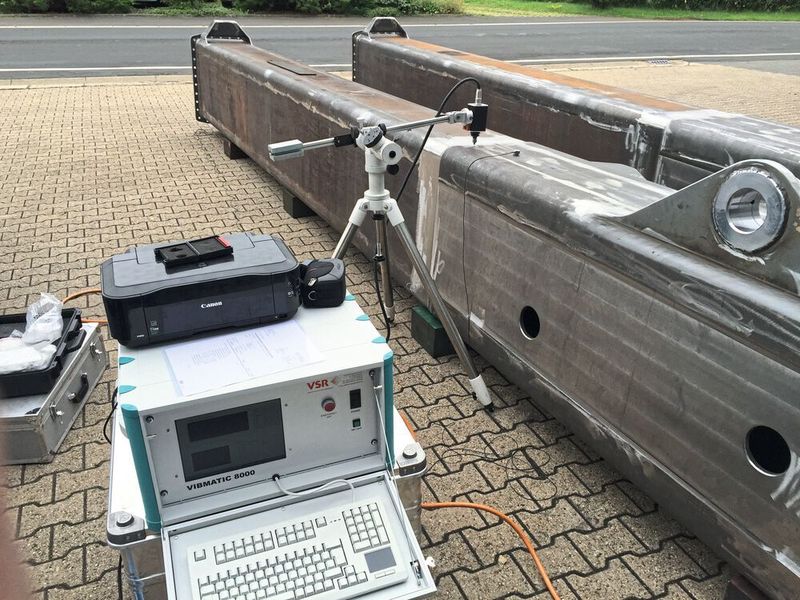 Speziell bei grossen, schweren Bauteilen erweist sich Vibrieren als vorteilhaft, um beispielsweise durch Biegen und Schweis­sen eingebrachte Eigenspannungen deutlich zu reduzieren.  (VSR Industrietechnik GmbH)