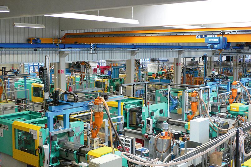 Bild 2: Blick in die gut ausgestattete Produktionshalle bei Weiss Kunststoffverarbeitung in Illertissen. (Bild: Weiss)