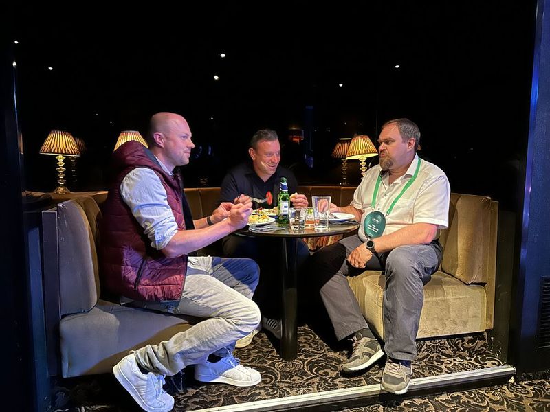 (v. l.) Milan Dörnhöfer und Dennis Garcia (WithSecure) mit Nicki Messerschmidt (HeKu IT) waren schnell genug und haben eine begehrte Sitzecke ergattert.  (Bild: Vogel IT-Medien )