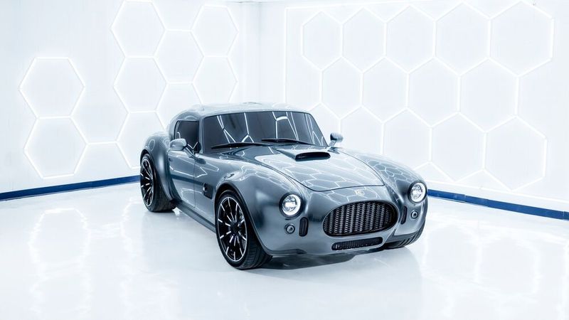 Die Karosserie besteht weitgehend aus Carbon. Dennoch soll das Coupé rund 1,6 Tonnen wiegen. (Bild: AC Cobra)