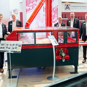 Mit dem Azubi-Exponat wurden Förderprozesse mithilfe von Schubboden und Schneckenförderern demonstriert.(Bild:  AMF-Bruns.)