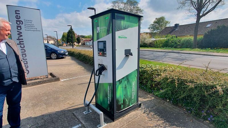 Das Autohaus Warncke hatte auf seinem Betriebsgelände schon 2016 eine Schnellladesäule in Betrieb genommen. (Bild: Mauritz/»kfz-betrieb«)