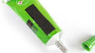 Abb. 1: Die Eigenschaften vieler Klebstoffe werden durch Druck-, Zug- oder Temperaturänderungen beeinflusst. (Bild: © roberaten - Fotolia.com)