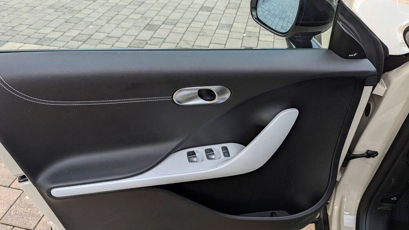 Die Türtafel wirkt ziemlich schlicht. Vorteilhaft ist das große Fach, das auch 1,5-Liter-Flaschen fasst. Knöpfe für die Spiegeleinstellung gibt es nicht mehr, das muss der Fahrer mit den Tastern auf dem Lenkrad machen. (Bild: Rosenow – VCG)