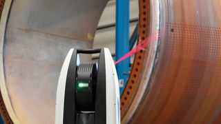 Der Leica Absolute Tracker ATS600 scannt Oberflächen in bis zu 60 Metern Entfernung. Selbst 
Oberflächen, die bisher langwierige manuelle Scans erforderten, soll das Gerät innerhalb weniger Minuten digitalisieren können. (Hexagon)