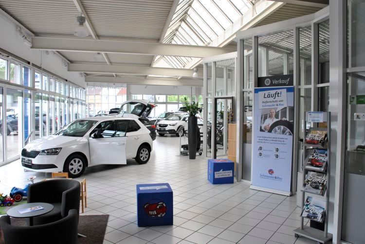 Der ehemalige Ford-Verkaufsraum dient nun für alle Marken. Rund 140 „EU-Neuwagen“ setzt Schmauder & Rau pro Jahr ab. (Dominsky/»kfz-betrieb«)