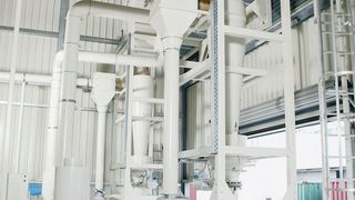 Mitunter sind die Absauganlagen sehr groß dimensioniert – hier eine Anlage für die Absaugung von gesundheitsgefährdenden CFK-/GFK-Stäuben. (Bild: Ruwac)