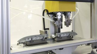 Feinfühlig miteinander verbinden: An dem Kfz-Bauteil „Wasserinne“ der BMW-Group werden zwei Einpressbolzen gesetzt. Bilder: TOX-Pressotechnik (Archiv: Vogel Business Media)