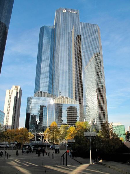 Total ist ein französisches Mineralölunternehmen mit Hauptsitz in Paris. In 130 Ländern weltweit beschäftigt der Konzern nahezu 100.000 Angestellte. CEO ist seit 2014 der französische Manager Patrick Jean Pouyanné. (Bild: gemeinfrei)