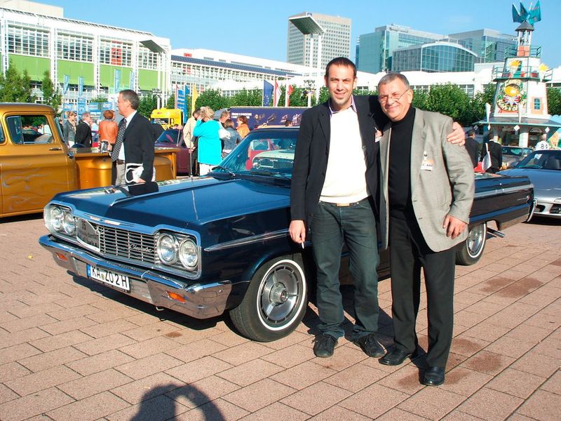 Vater Firat Baz und sein Sohn Baris teilen die Liebe zu hochwertigen Oldtimern – wie hier auf der Automechanika in Frankfurt am Main. (Boz)