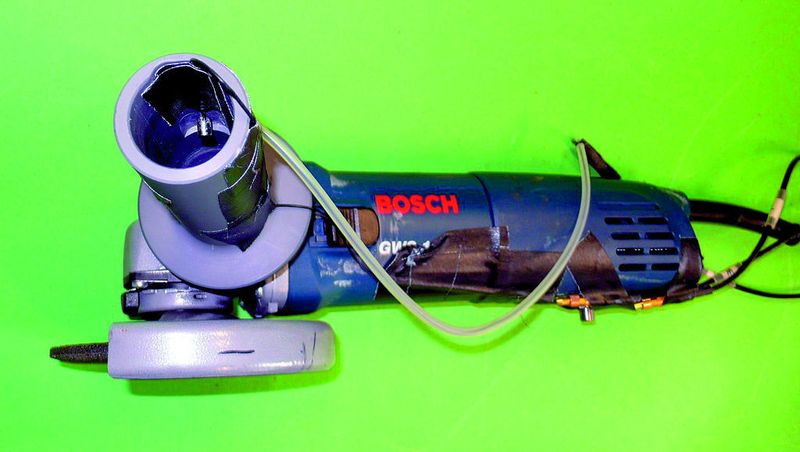 Bild 3: Messsensoren zur Erfassung der Vibrationsübertragung sind am Seitengriff eines Winkelschleifers angebracht. Bilder: IFA (Archiv: Vogel Business Media)