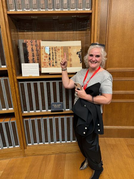 Ulrike Ostler (DataCenter Insider) entgeht kein noch so kleines Detail bei den überlieferten Schriften. (Bild: Vogel IT-Medien GmbH)