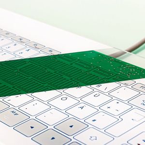 Bedruckungsausschnitt mit Blick auf die kapazitive Tastaturelektronik, die auf eine Leiterplatte appliziert wurde.(Bild:  Gett)